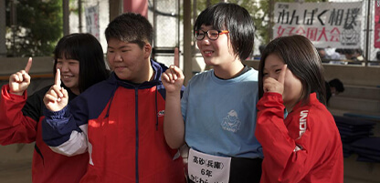 Nhà vô địch nhí Senna Kajiwara (áo xanh).